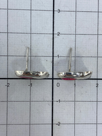 Aretes junto a regla métrica que muestra largo de 1.3 cm