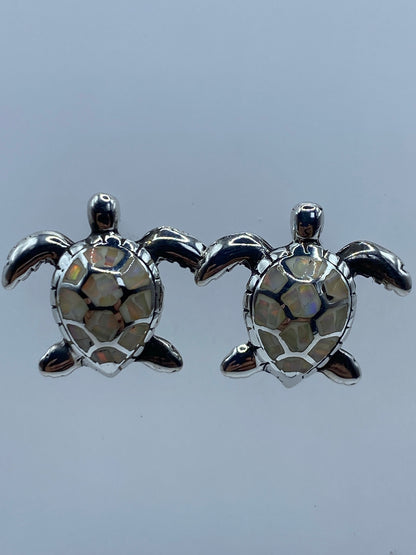 Par de aretes de plata con ópalo de fuego engastado, reflejos multicolor visibles