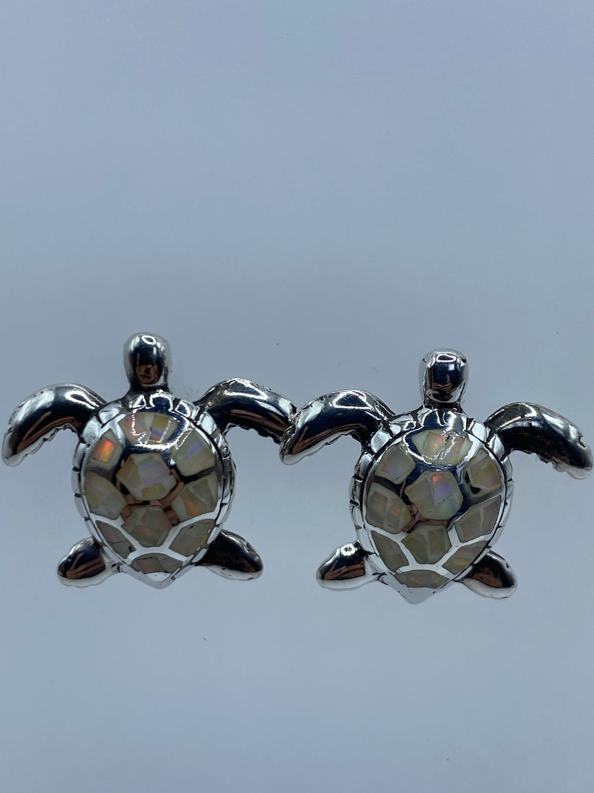 Detalle del engaste a mano del ópalo de fuego en plata 950