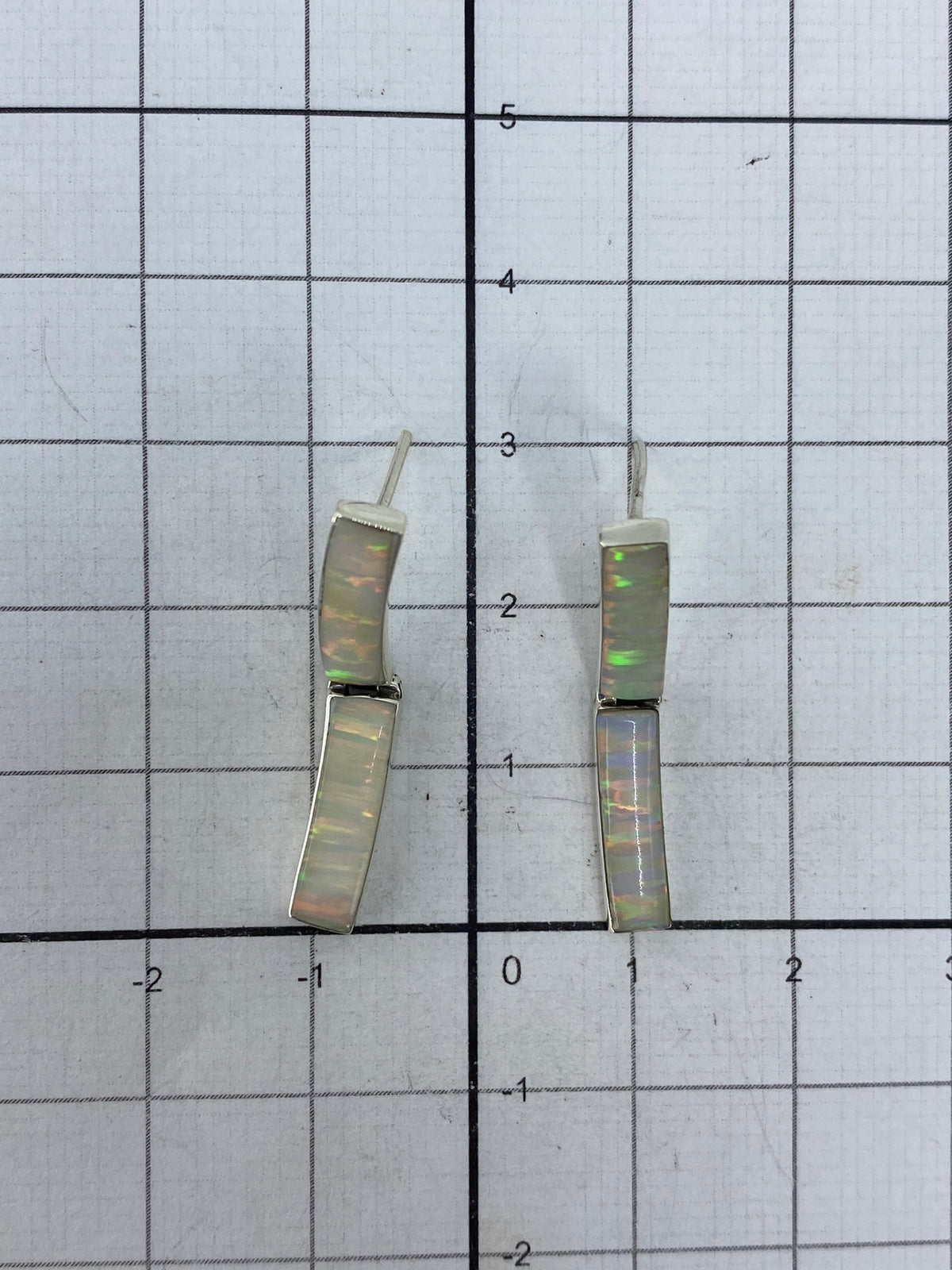 Aretes con cierre de poste en plata, vista frontal con el Quinto 925 visible