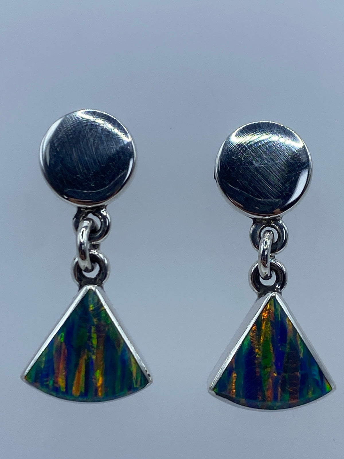 Par de aretes de plata 950 con ópalo de fuego multicolor en forma de cono, luz natural