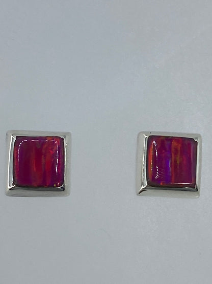 Aretes en poste sobre regla métrica mostrando 1.3 cm de largo