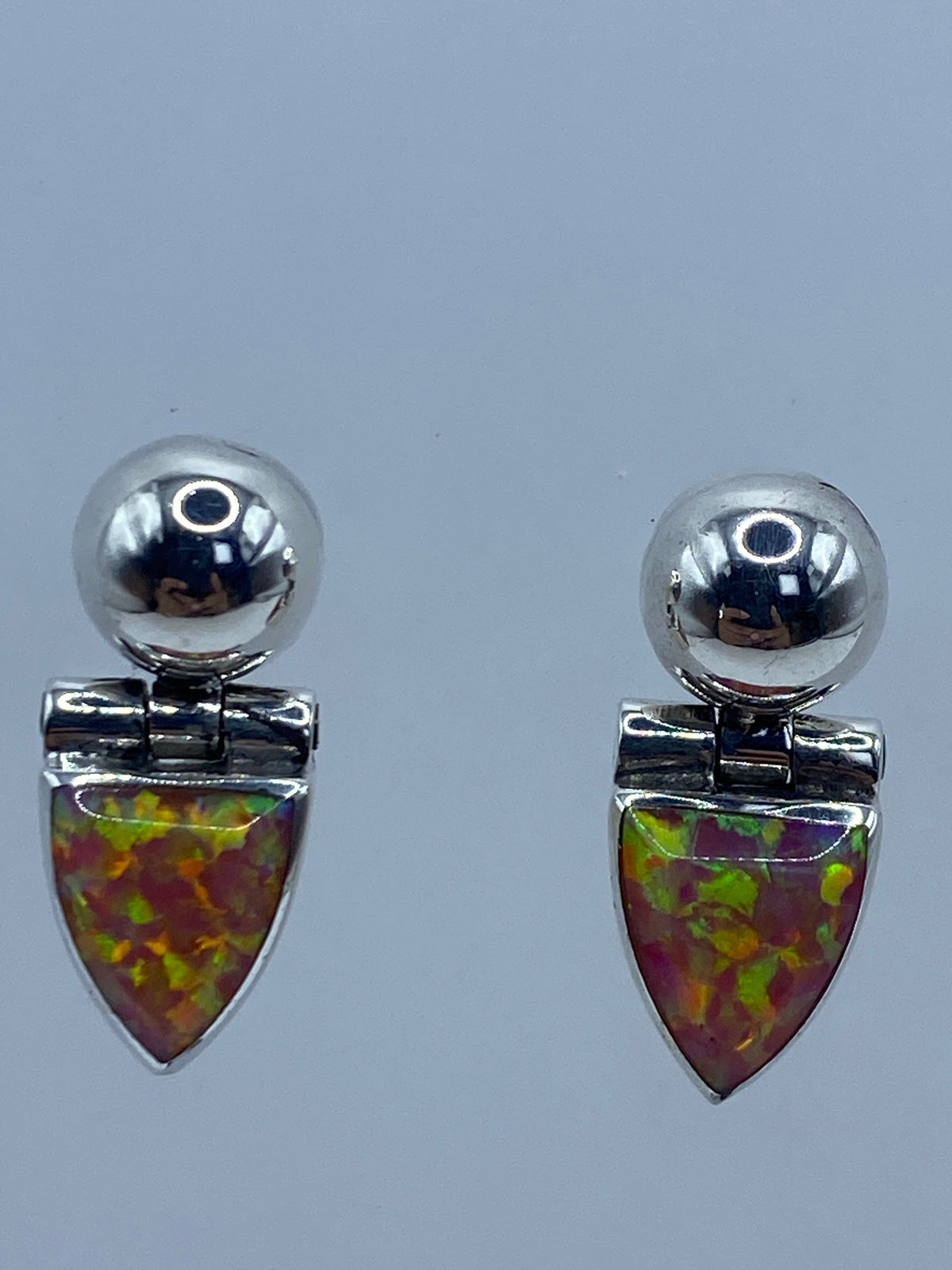 Par de aretes de plata 950 con ópalo de fuego rosa brillante, vista frontal