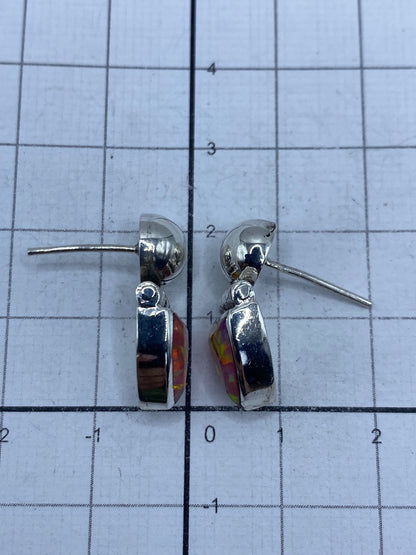 Aretes sobre fondo blanco con el Quinto 950 visible en el engaste