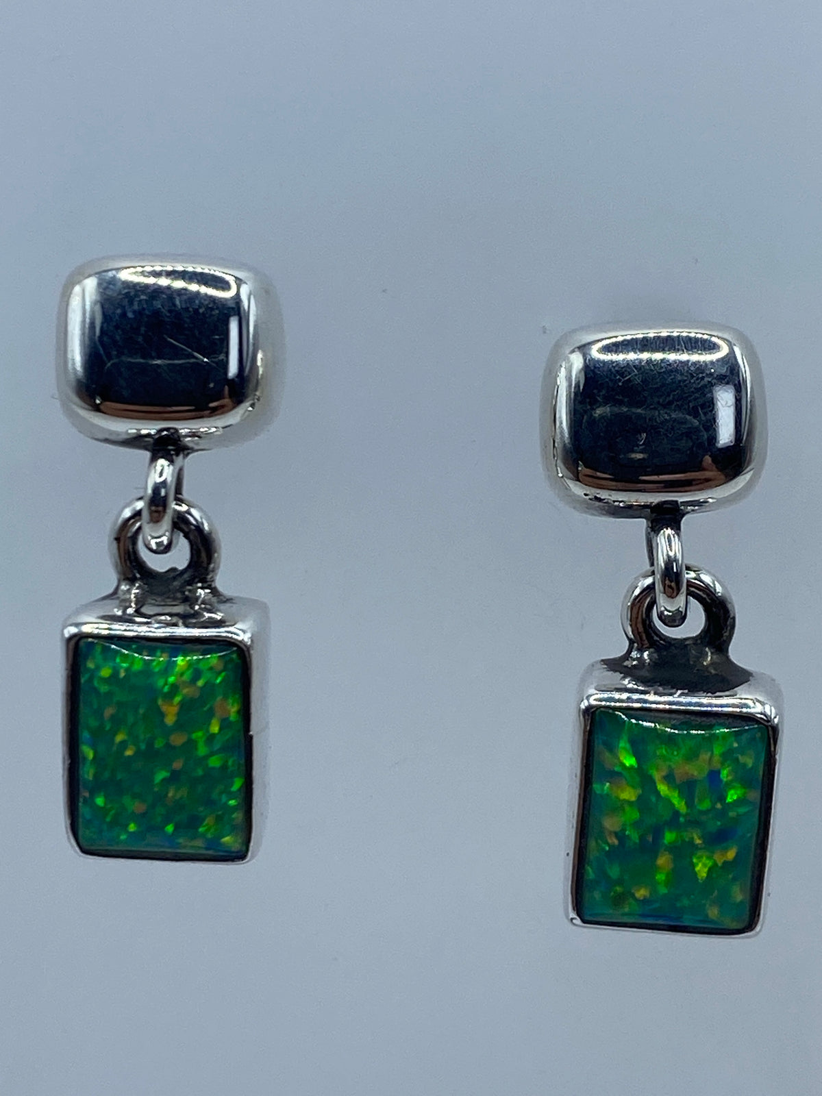 Par de aretes de plata 950 con ópalo de fuego verde engastado a mano, vista frontal