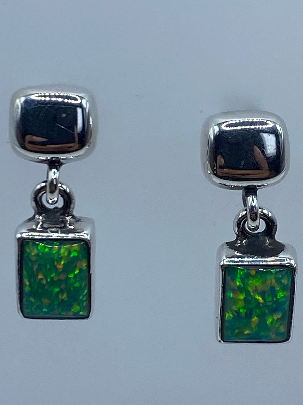 Detalle del ópalo de fuego mostrando los tonos verdes y destellos dorados