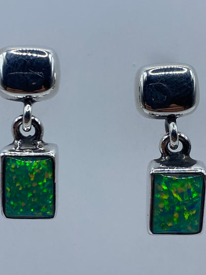 Aretes colgando con el cierre de poste y tuerca de plata visible