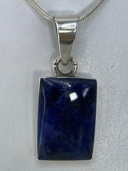 Dije de plata 950 con incrustación de piedra multicolor, colgado en cadena plateada