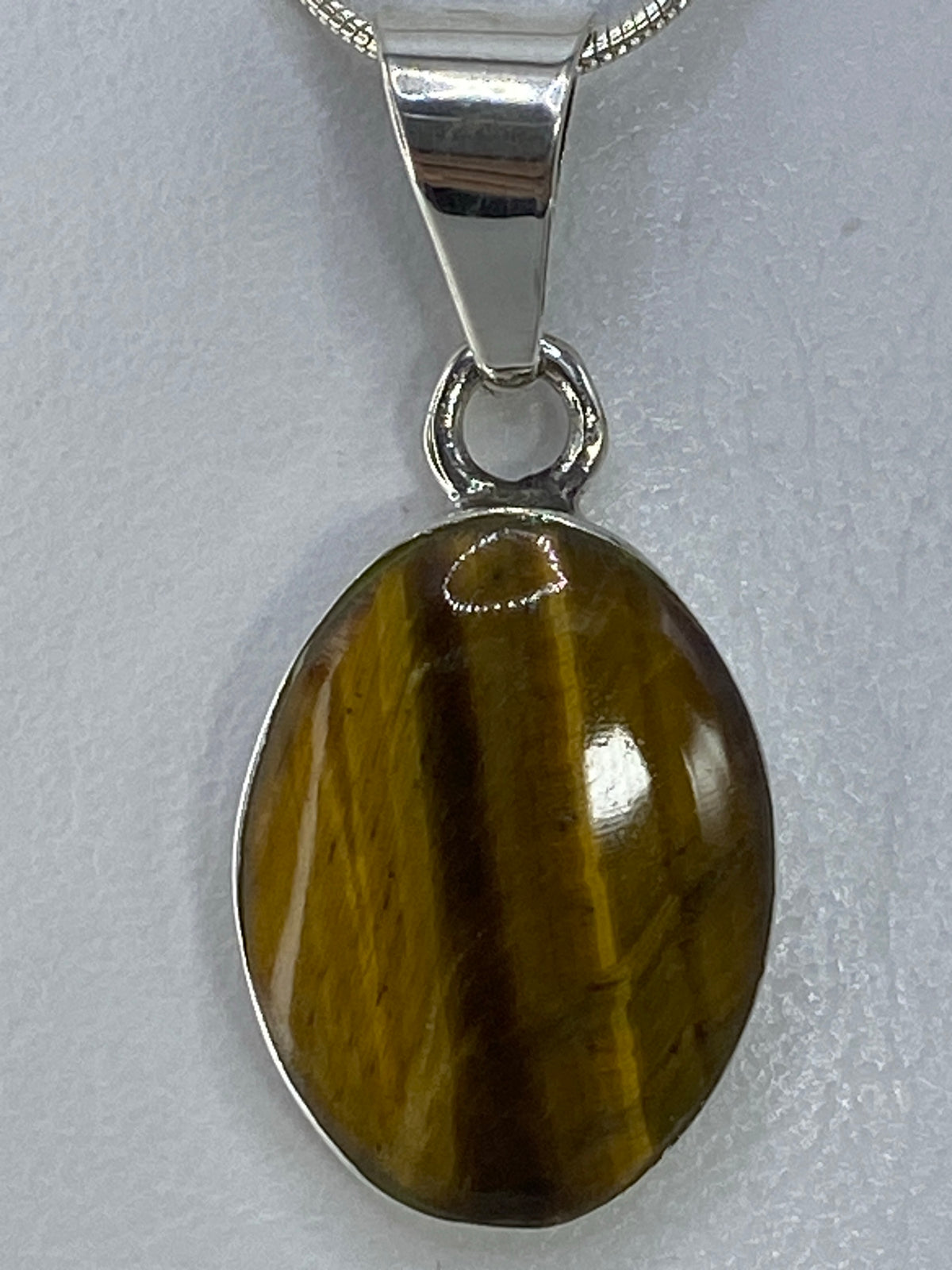 Detalle de la piedra y el engaste a mano en plata 950