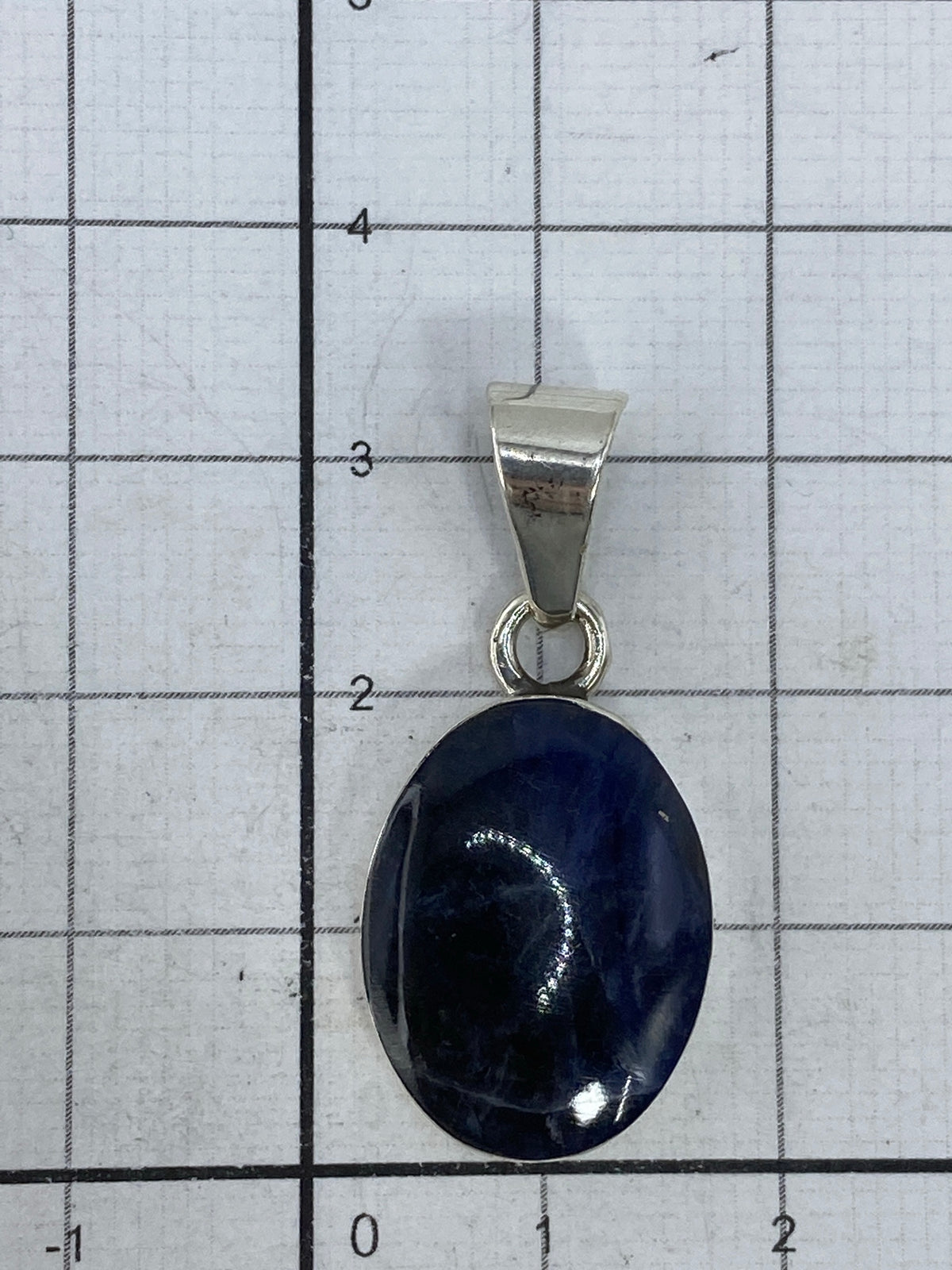 Reverso del dije mostrando el Quinto 950 grabado en plata pura