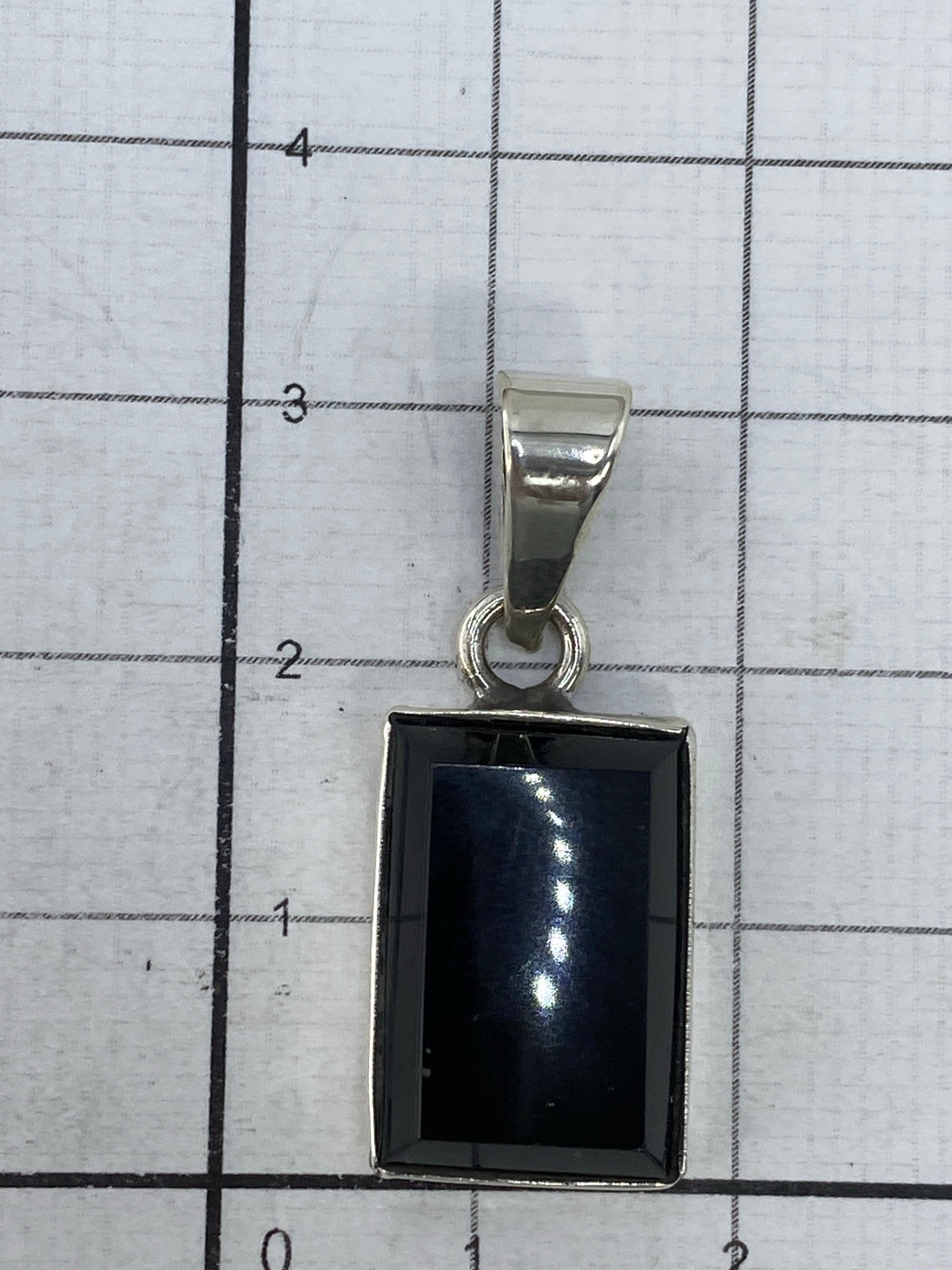 Dije de plata con Quinto 950 estampado en la parte trasera