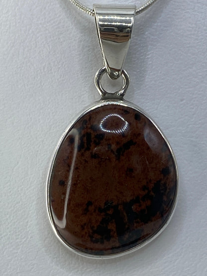 Detalle de la piedra multicolor en plata 950, mostrando el engaste a mano
