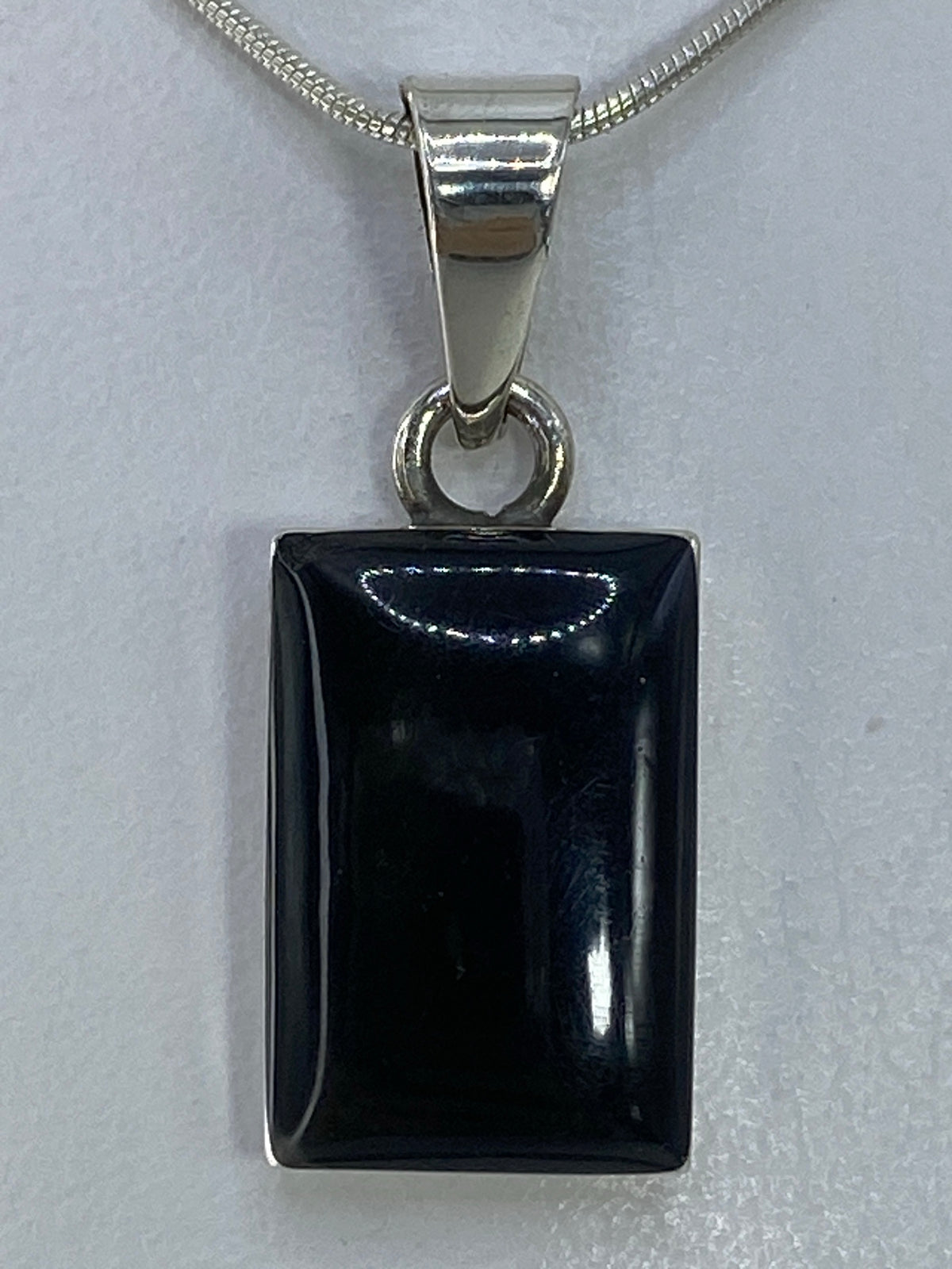 Detalle del engaste a mano del ónix en plata pura 950