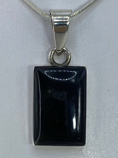 Detalle del engaste a mano del ónix en plata pura 950