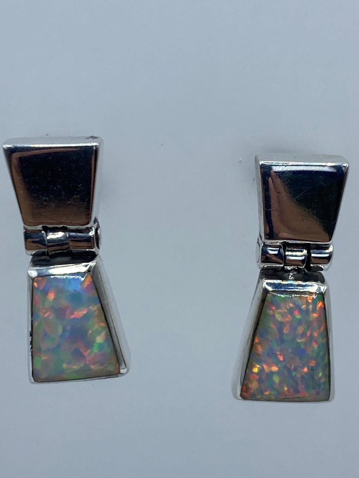 Detalle del engaste a mano del ópalo de fuego en plata pura 950