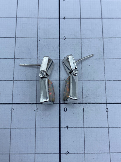 Aretes sobre fondo blanco con el Quinto de plata 950 visible