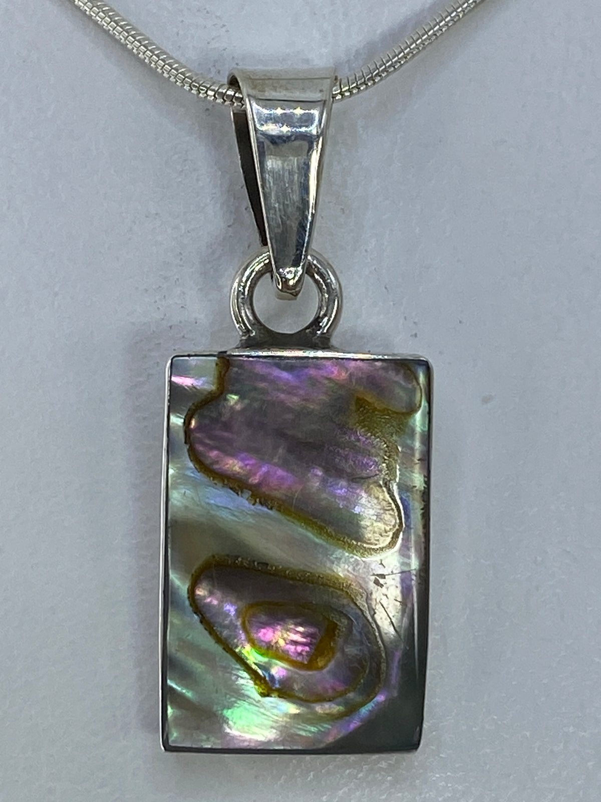 Dije de plata 950 con incrustación multicolor de 3 cm colgando de cadena serpentina