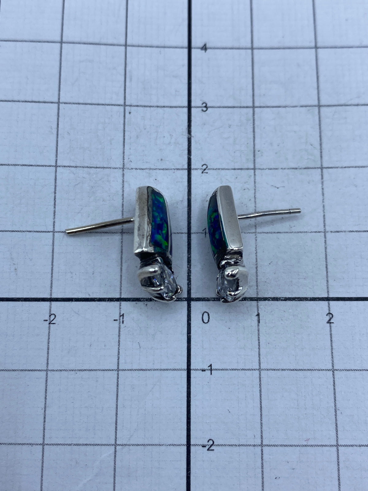 Reverso de los aretes mostrando el marcaje 925 y el Quinto