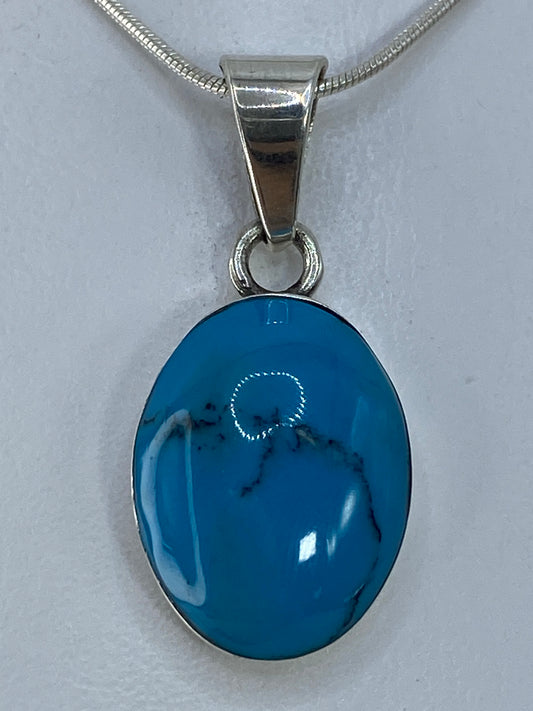 Detalle del engaste de turquesa natural en plata pulida