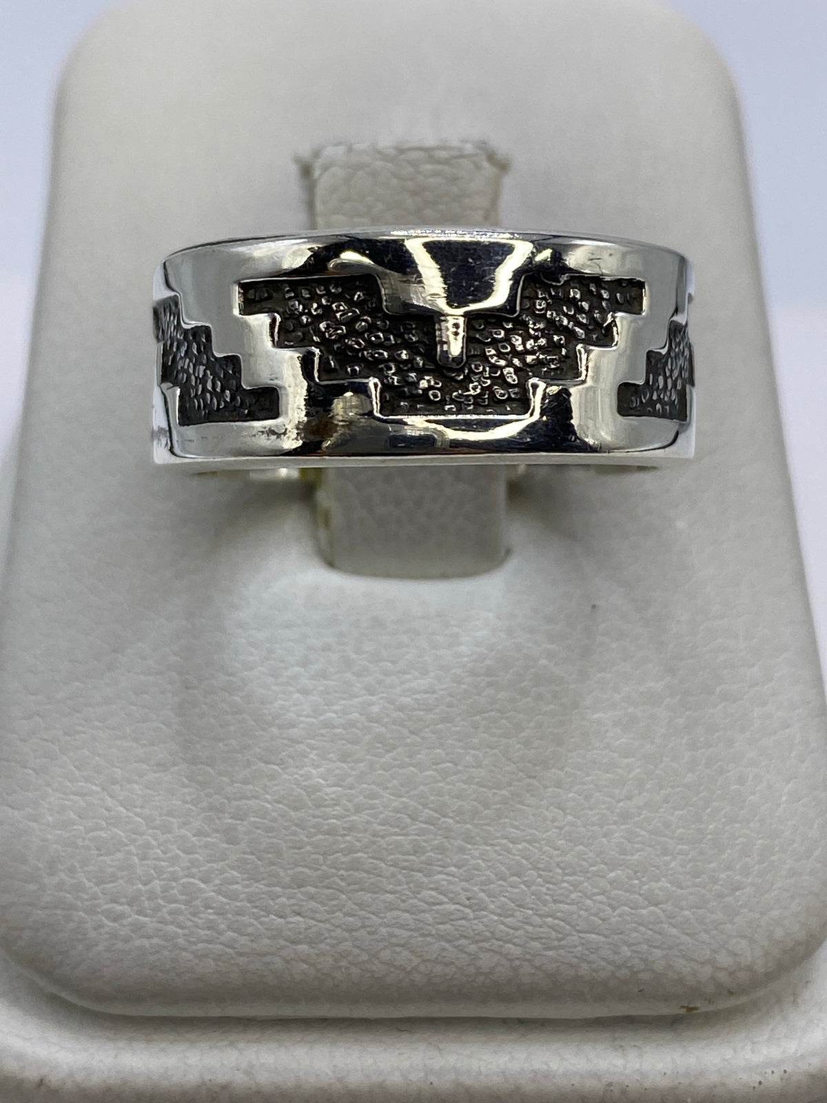 Anillo de plata repujado con patrón étnico, textura volcánica en relieve