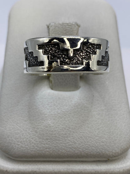 Anillo de plata repujado con patrón étnico, textura volcánica en relieve