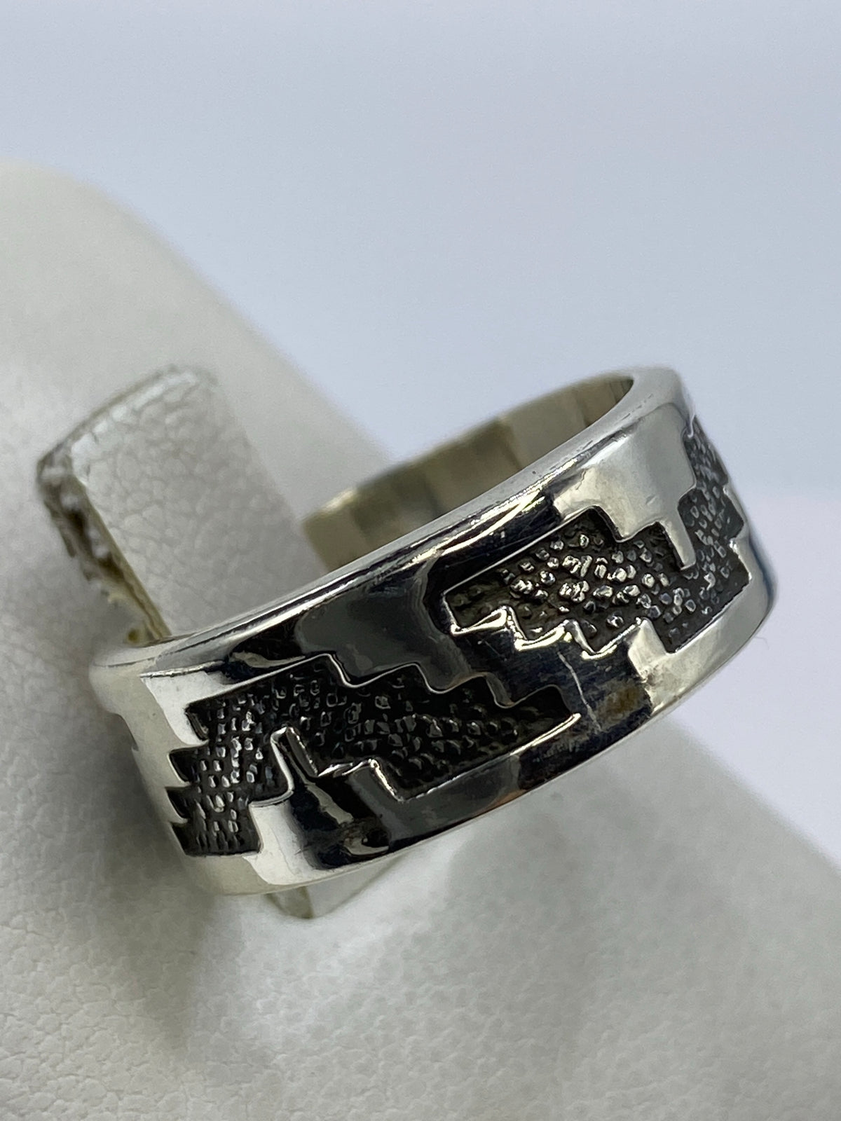 Anillo en la mano mostrando cómo juega la luz con la textura