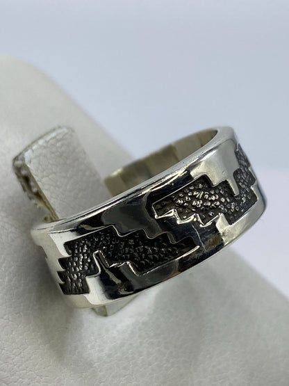 Anillo en la mano mostrando cómo juega la luz con la textura
