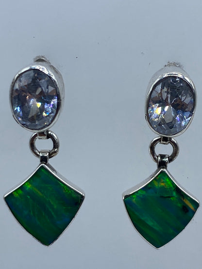 Aretes largos 2.3 cm colgando, piedra verde limón