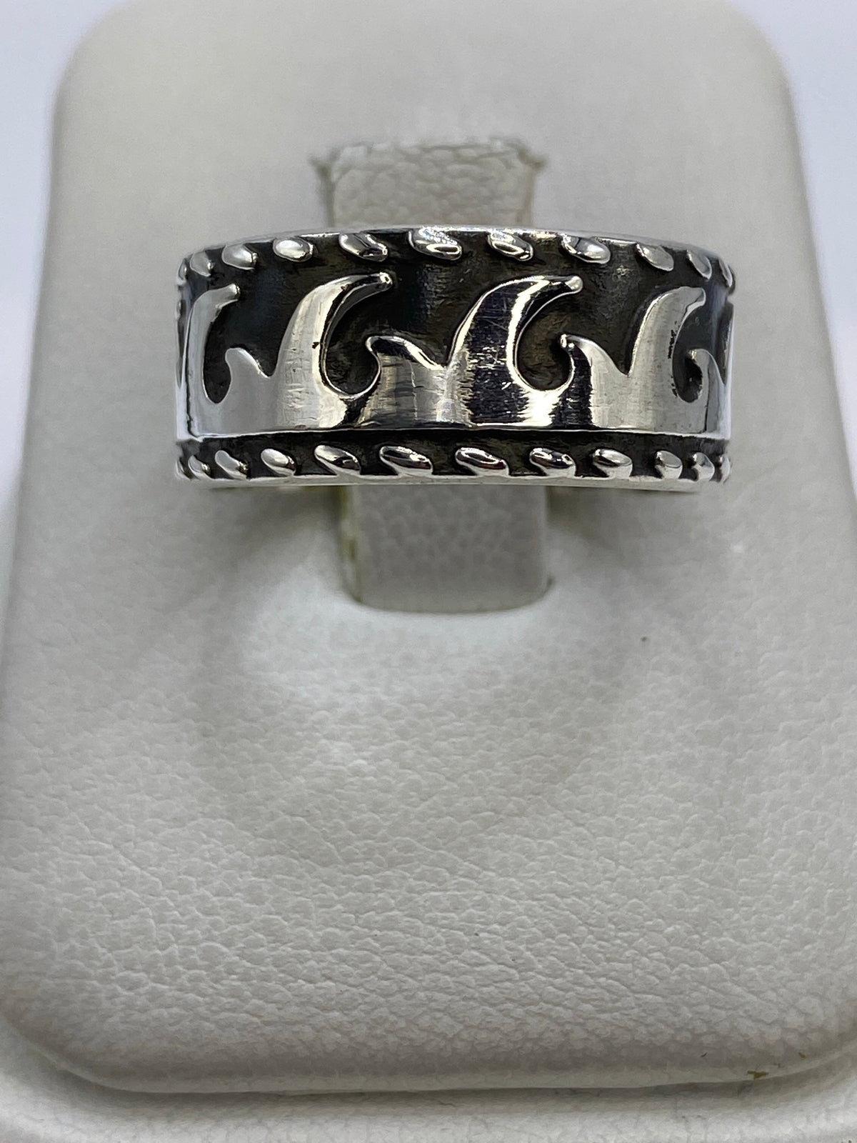 Anillo de plata repujada con patrón étnico en talla 7.5, visto de frente sobre dedo