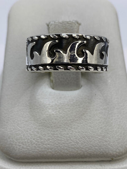 Anillo de plata repujada con patrón étnico en talla 7.5, visto de frente sobre dedo
