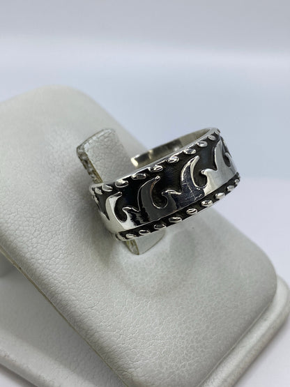 Vista lateral del anillo de plata 925 con diseño repujado y moldura punteada