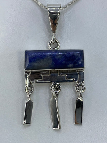 Dije geométrico plata 950 con incrustación multicolor, 5 cm de largo, colgado de cadena de plata