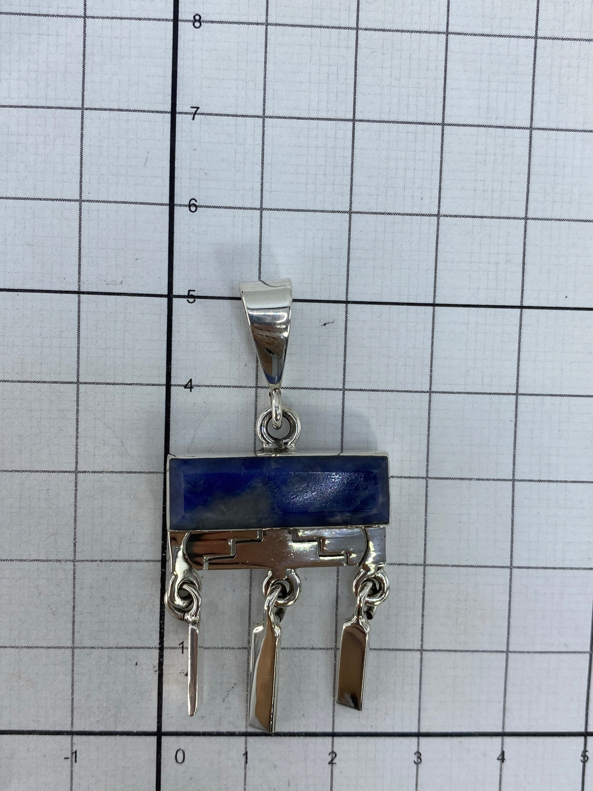 Reverso del dije con el Quinto 950 y acabado pulido espejo