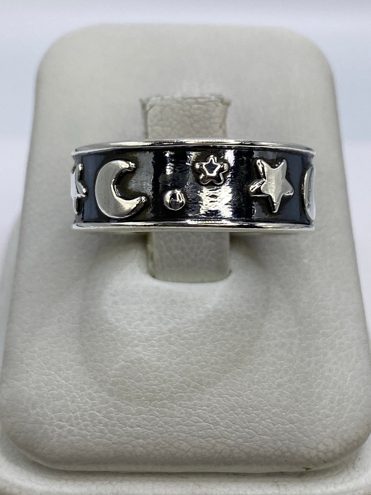 Anillo de plata 925 con repujado de luna y estrellas en relieve, frente