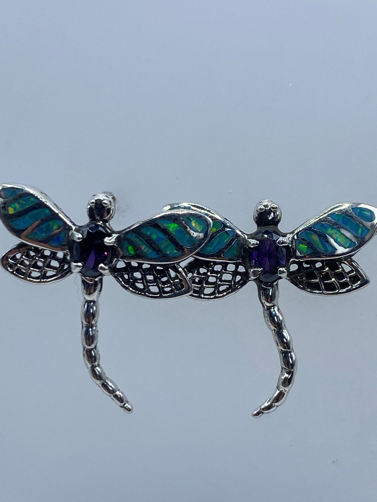Par de aretes de plata con ópalo de fuego azul cielo en diseño de libélula, 2.7 cm de largo