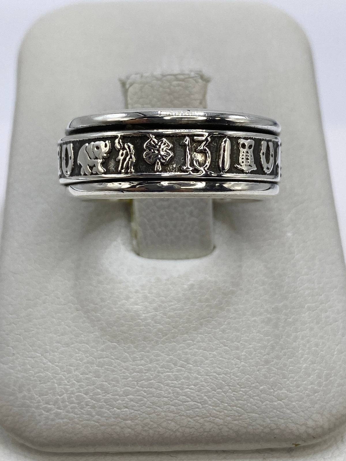 Anillo de plata 925 banda ancha con símbolos grabados, vista superior en mano