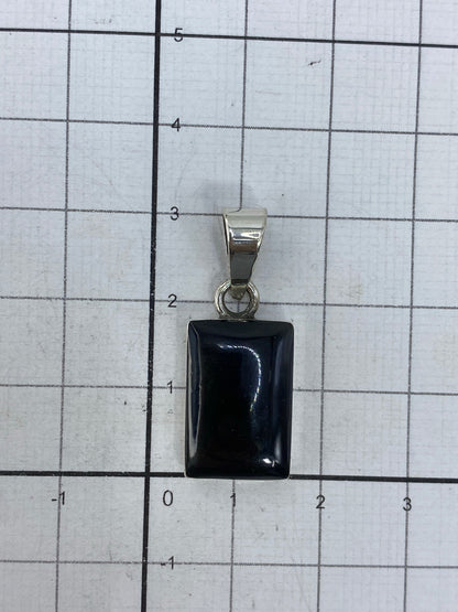 Dije sobre escala mostrando peso de 2.81 gramos y tamaño compacto de 3 cm