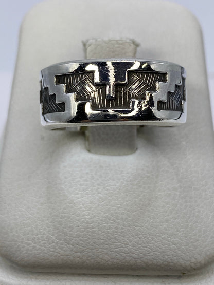 Anillo de plata 925 con repujado geométrico prehispánico en talla 8.5