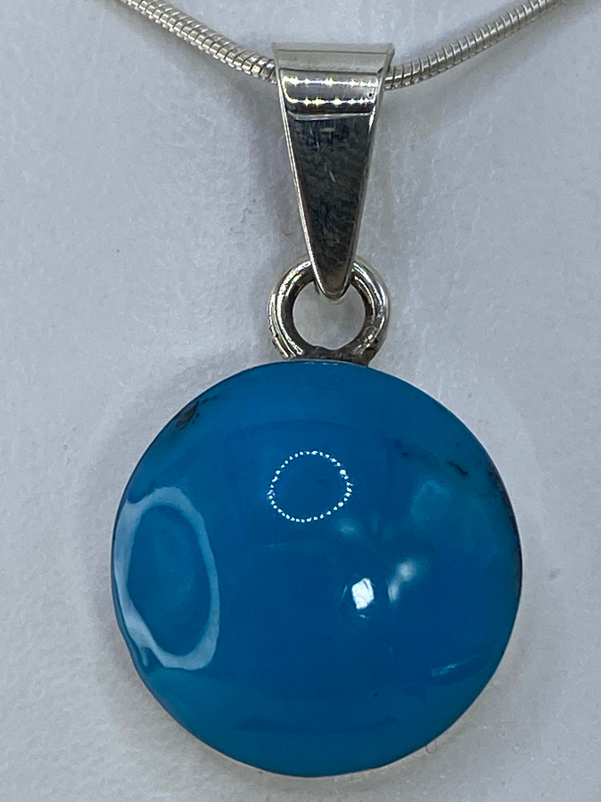 Dije de plata 950 con turquesa azul cielo engastada, colgando de cadena plateada