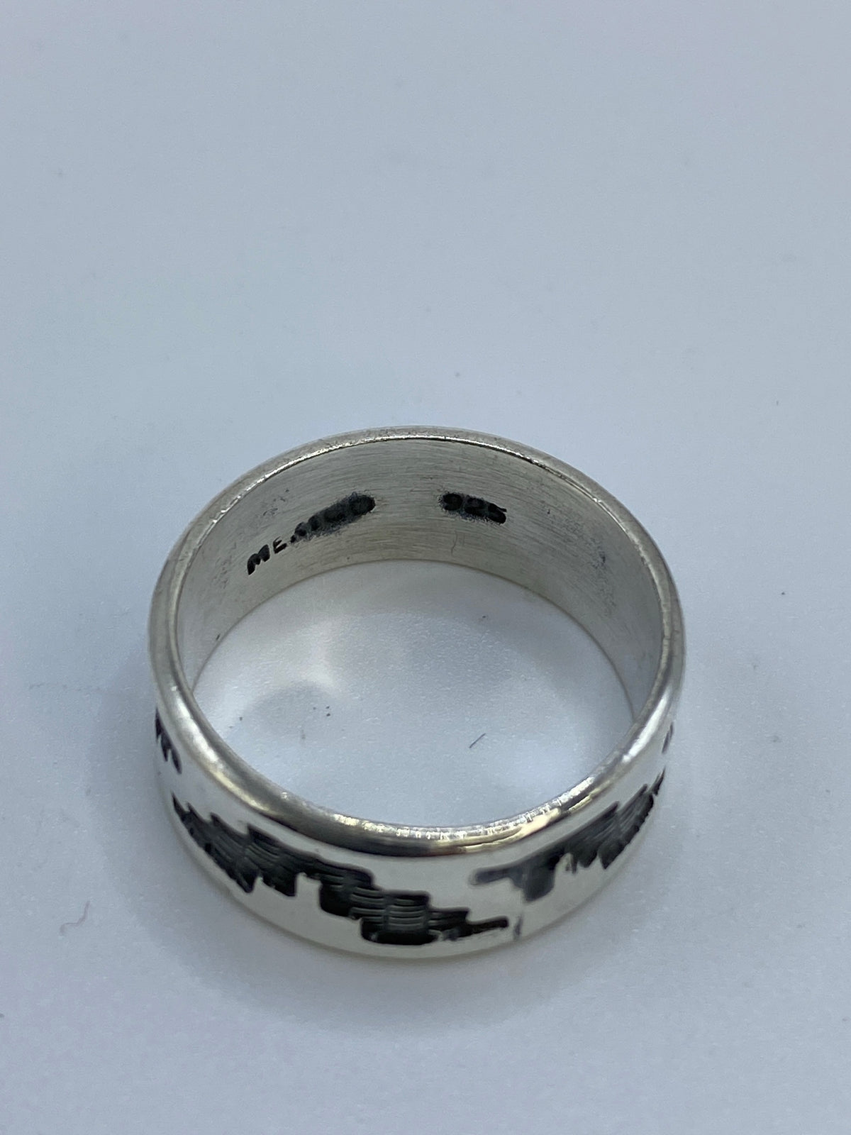 Anillo en la mano mostrando el acabado y brillo pulido