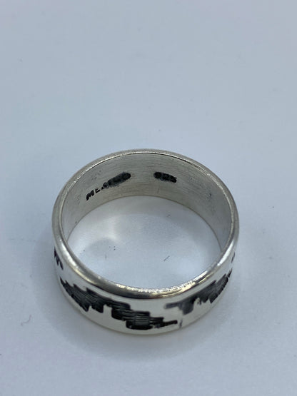 Anillo en la mano mostrando el acabado y brillo pulido