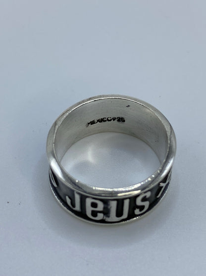 Anillo en dedo mostrando el confort y el contraste del acabado repujado