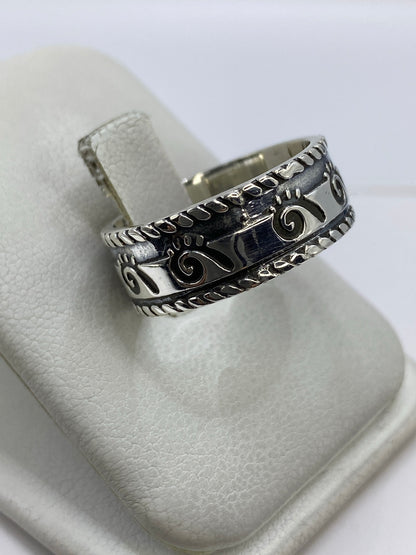 Detalle del repujado: relieves martillados a mano en la banda del anillo