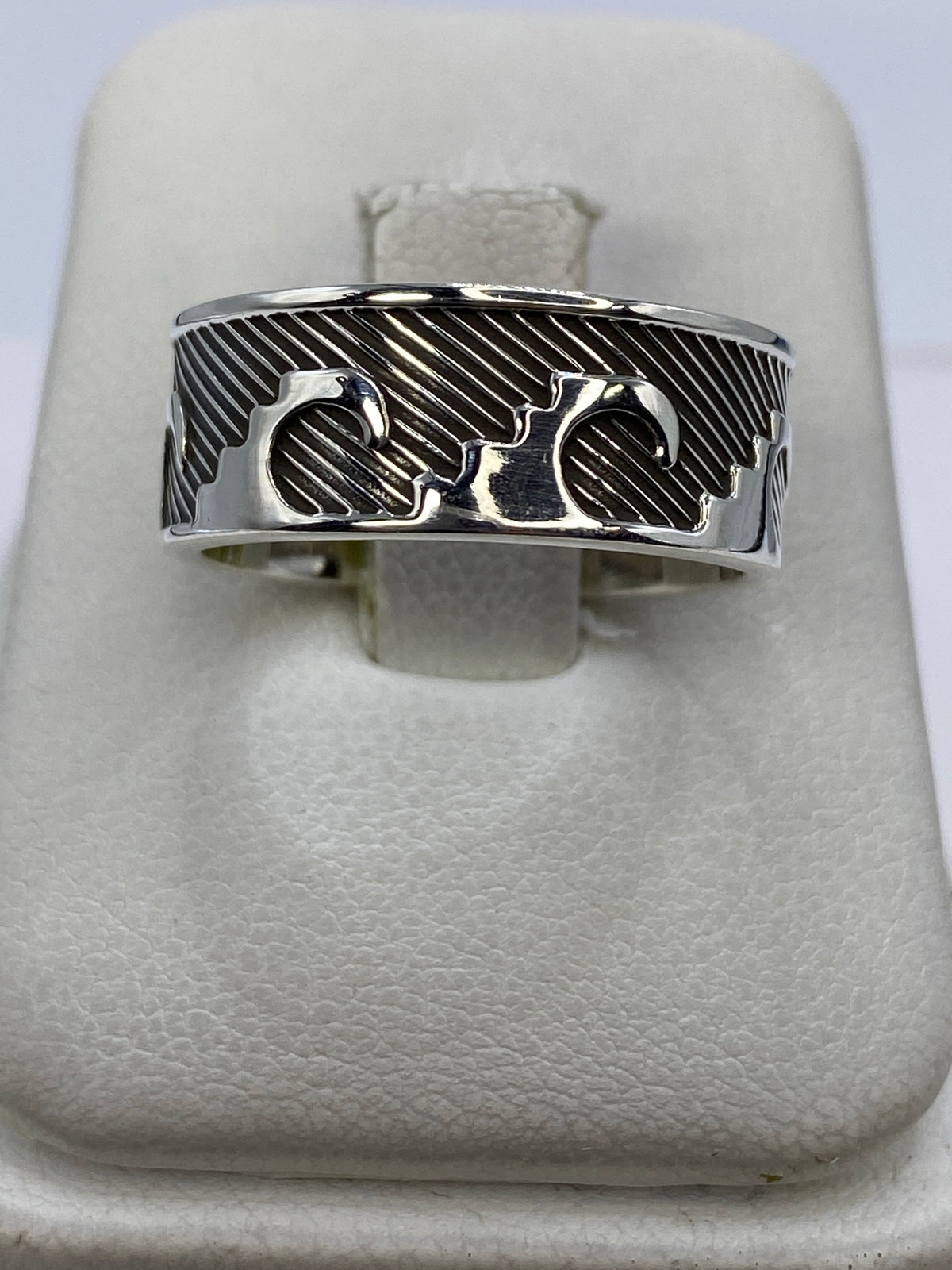 Anillo de plata 925 repujado unisex en talla 8.5, mostrando el relieve tallado a mano