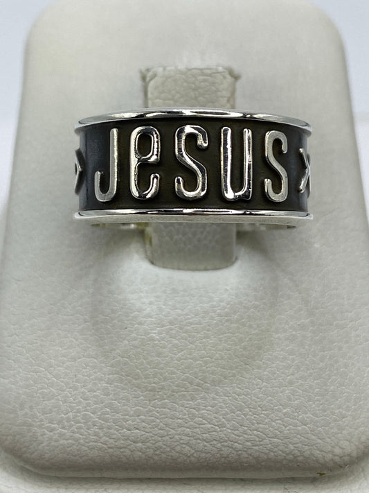 Anillo de plata repujado con mensaje JESUS en la banda, visto de frente