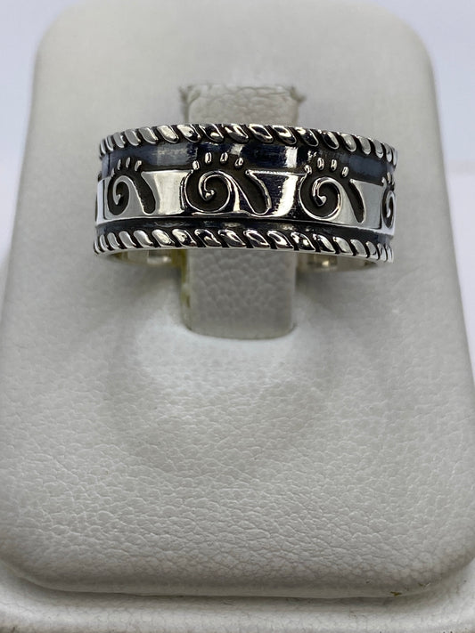 Anillo de plata 925 repujado con motivos geométricos étnicos en la mano de un hombre