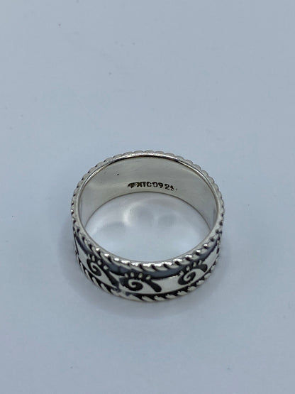 Anillo sobre fondo blanco con el Quinto 925 visible en el interior