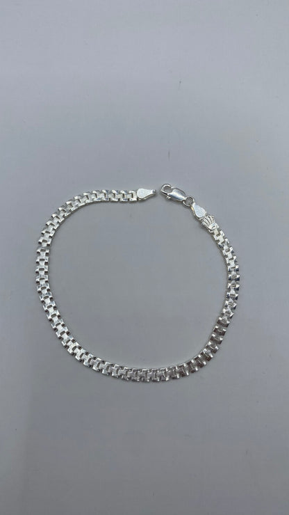 Pulsera de eslabón plata .925 completamente extendida mostrando la articulación flexible de cada segmento