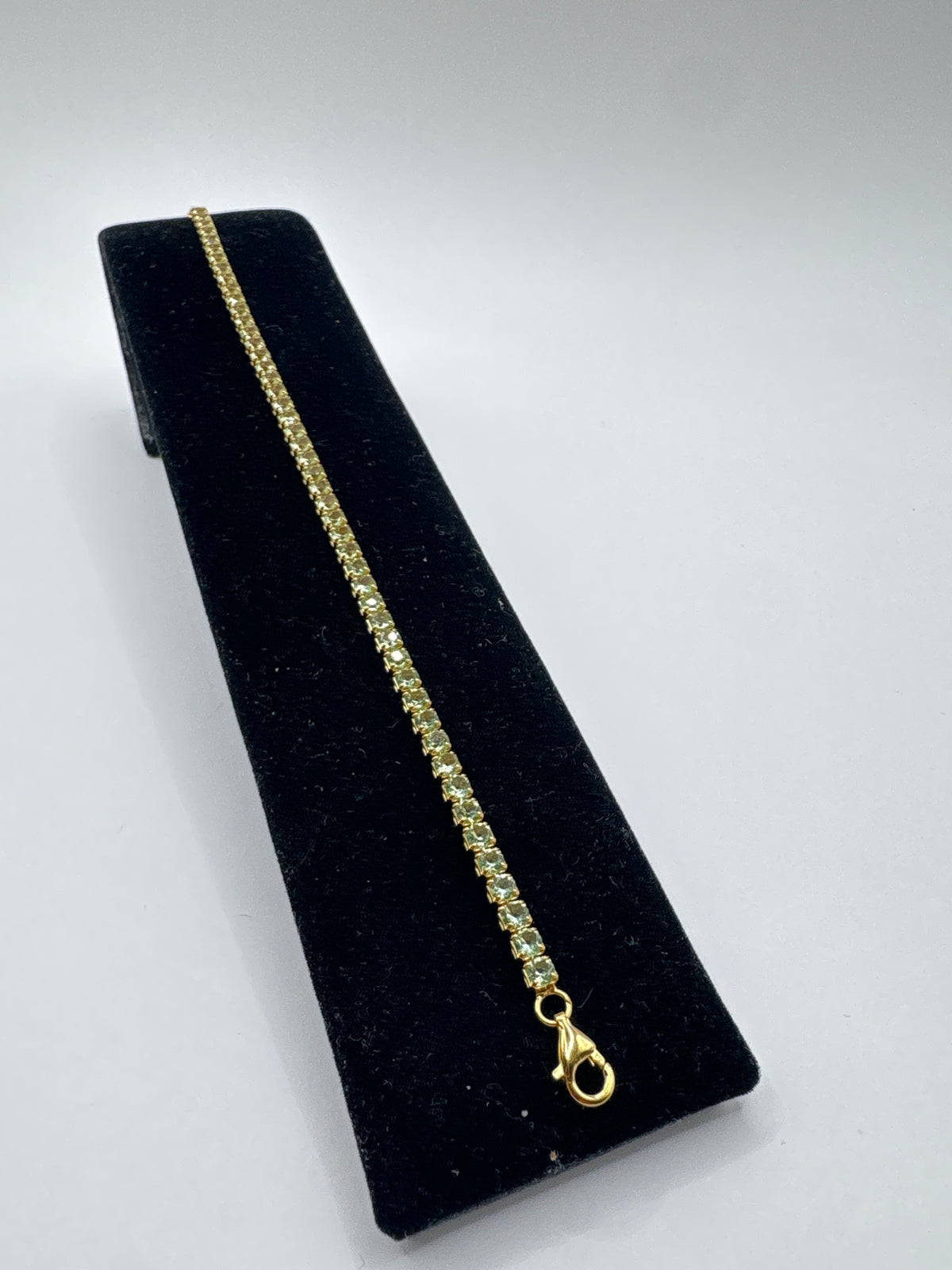 Pulsera de plata .925 con circonia verde engastada a mano, largo 22 cm, sobre estuche negro