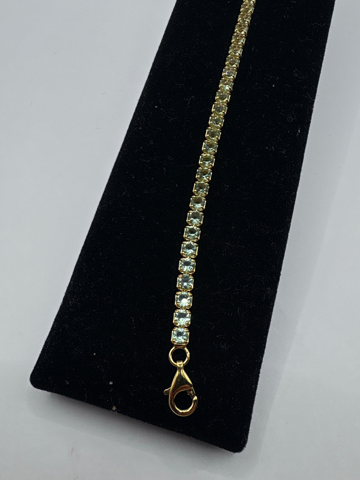 Medición de pulsera con regla métrica mostrando 22 cm de largo